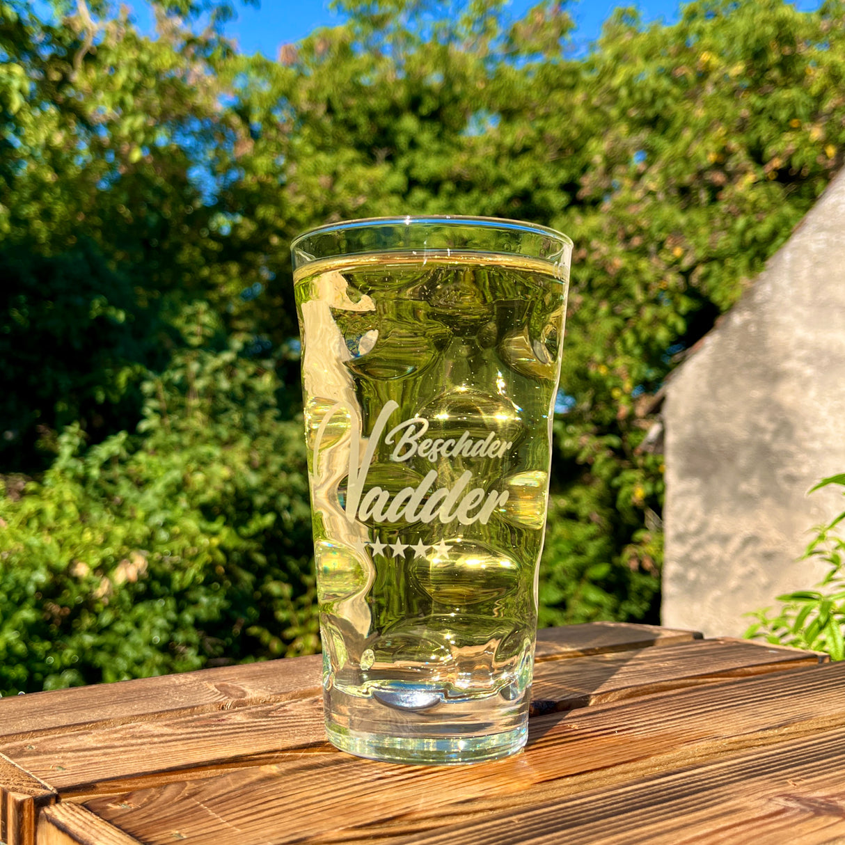 Beschder Vadder Dubbeglas mit Pfälzer Rieslingschorle im Garten
