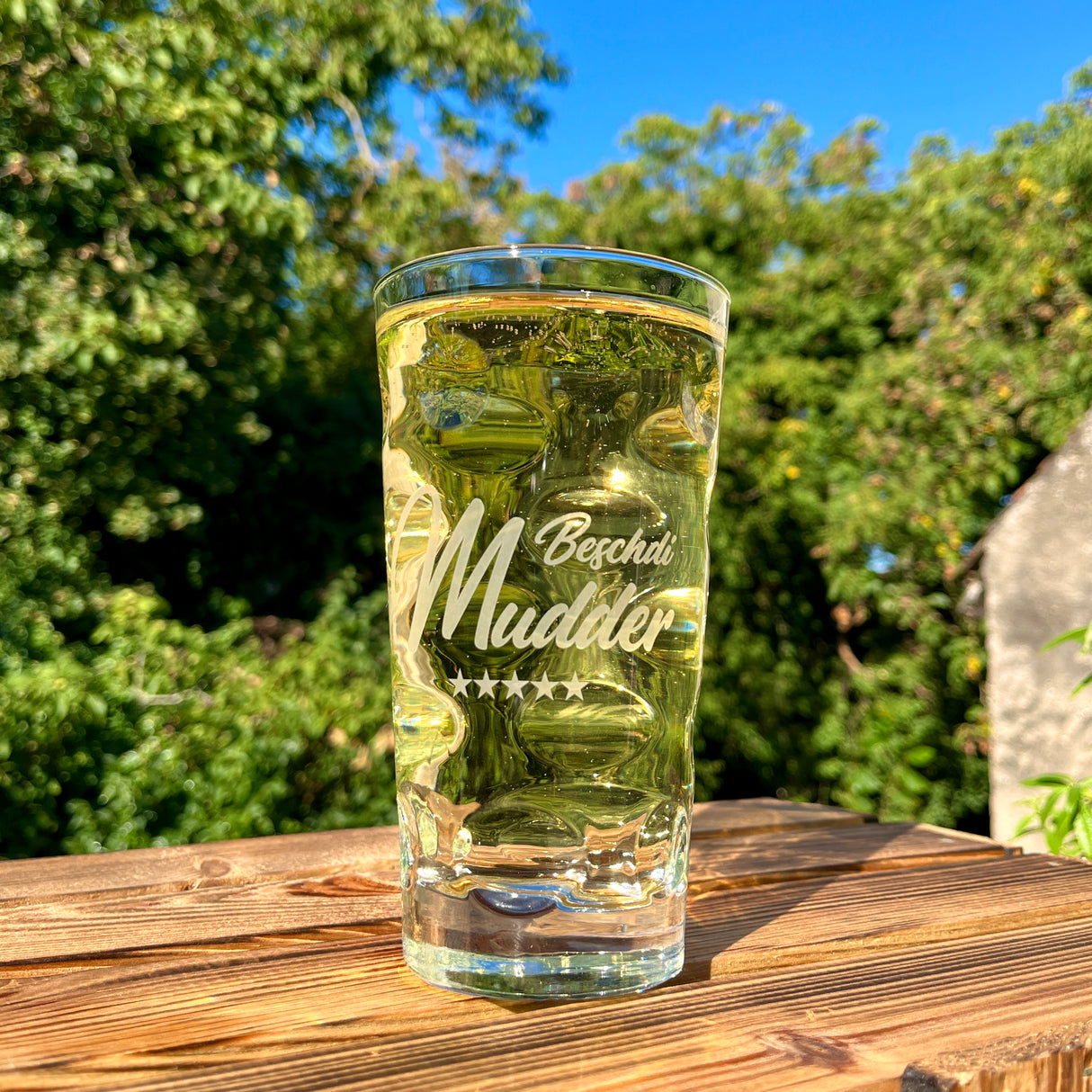 Beschdi Mudder Dubbeglas mit Rieslingschorle im Garten