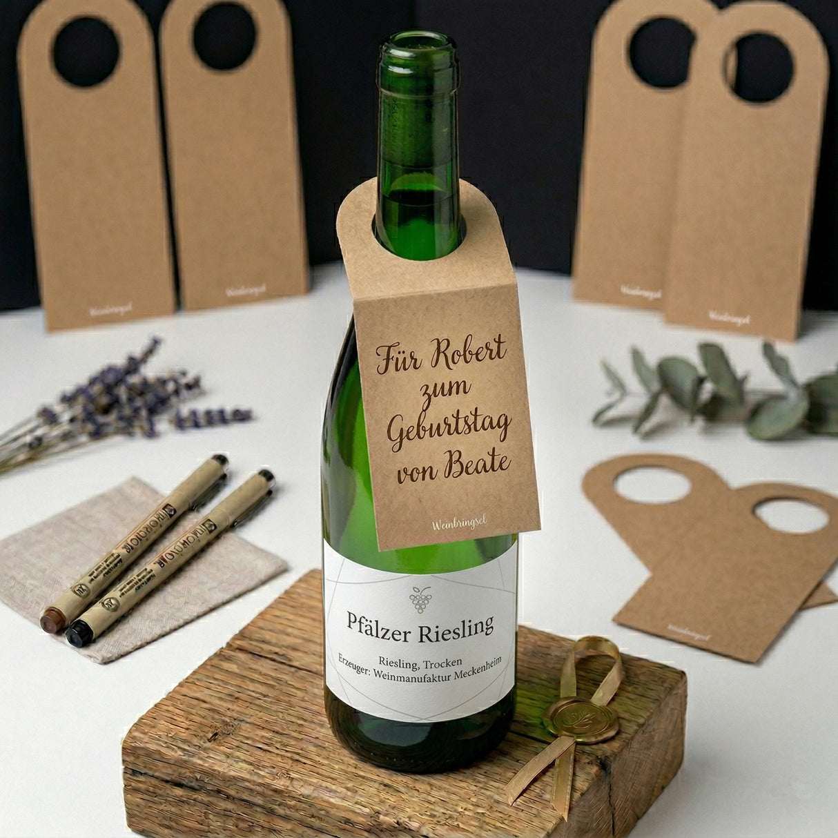 Blanko Flaschenanhänger an einer Weinflasche mit einem Geburtstagsgruß.