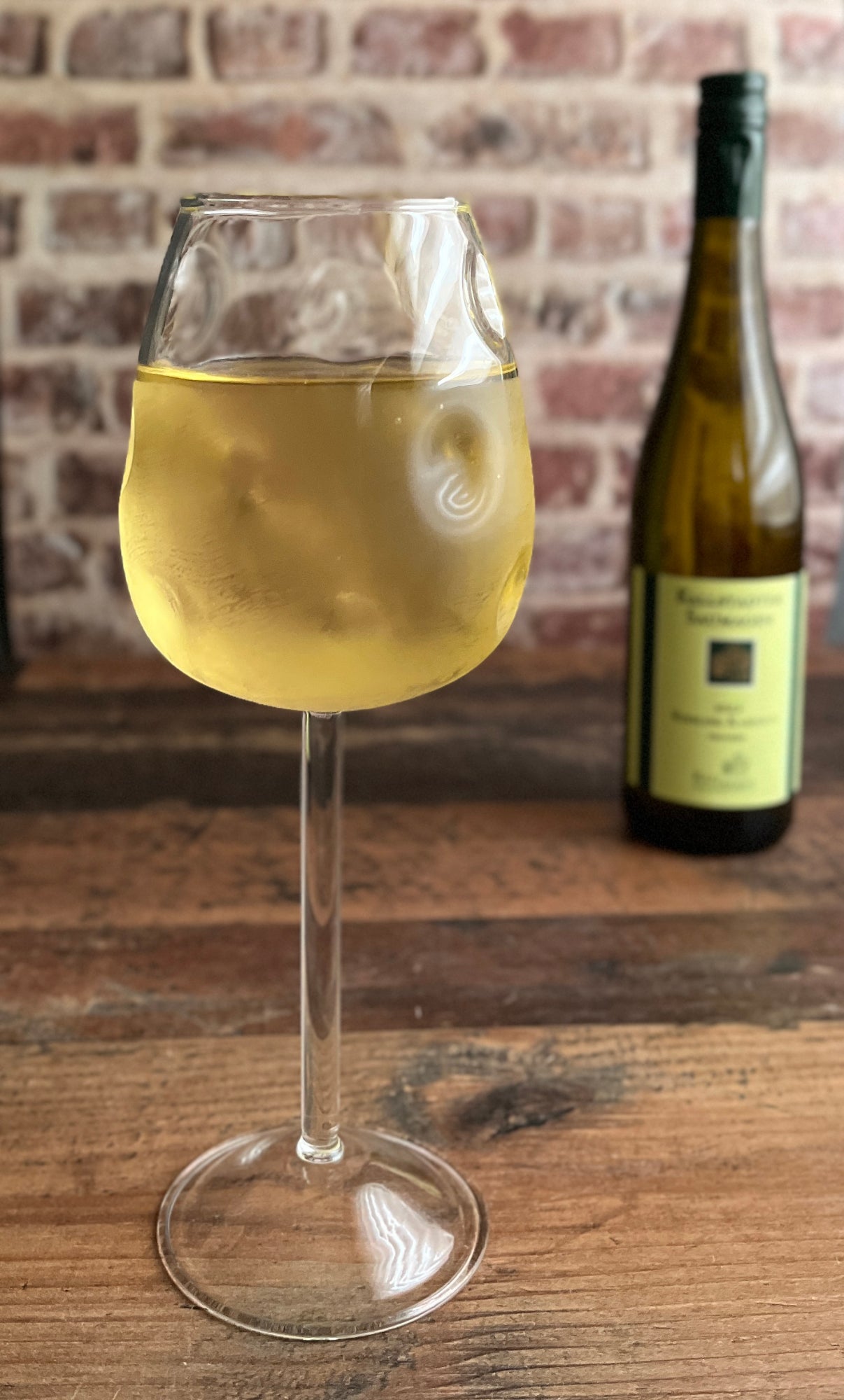 Dubbe Weinglas - Dubbeglas mit Stiel und Weinflasche