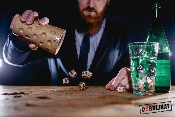 Dubbe Würfelbecher aus Holz und Schorle
