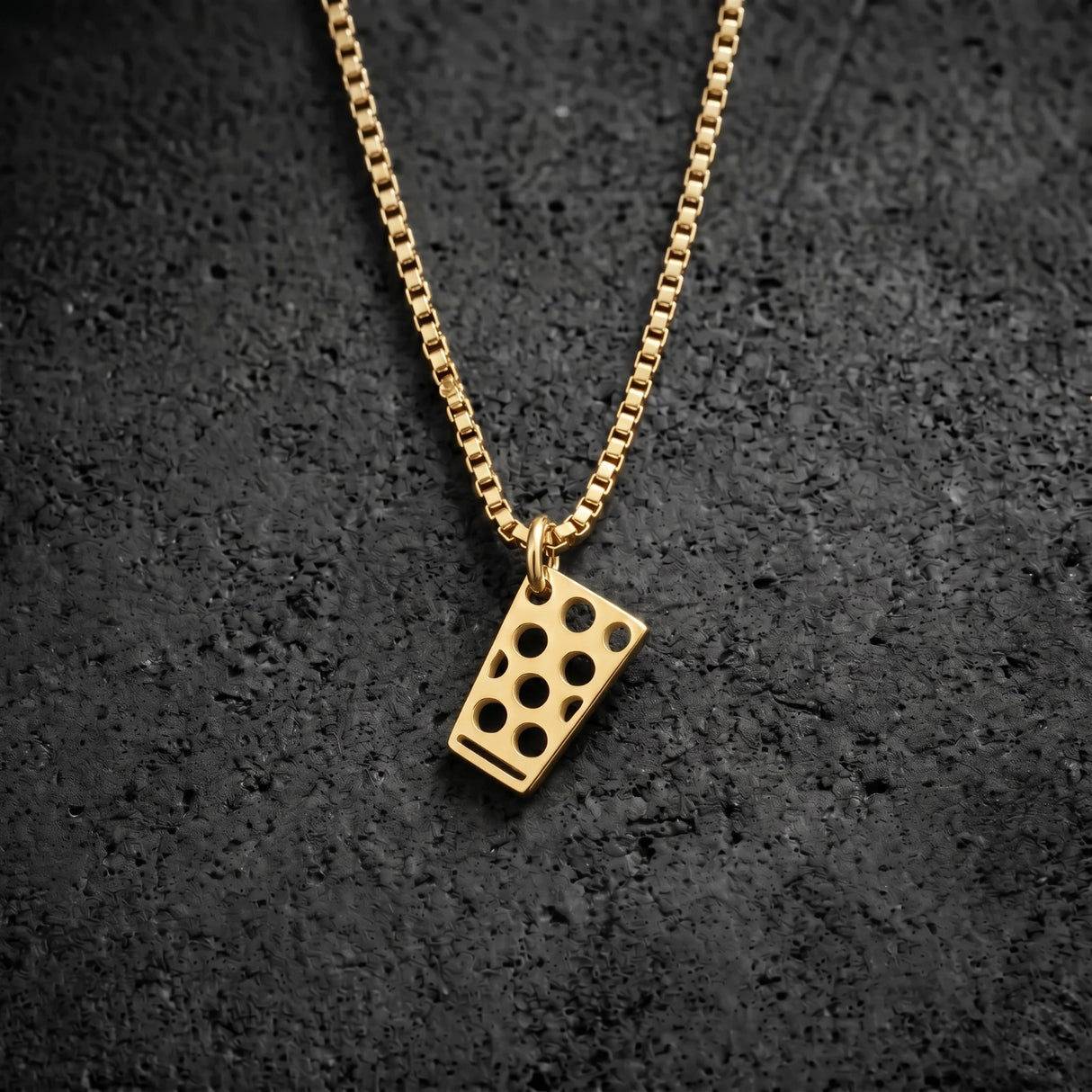 Modern interpretiert – Kette mit Dubbeglas-Anhänger in Gold