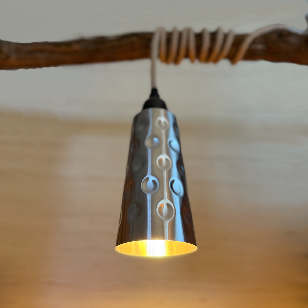 Dubbeglas Lampe mit Hanfkabel an einem Rebstock
