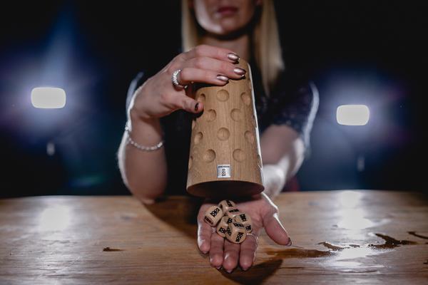 Dubbeglas Würfelbecher aus Holz und 6 Würfel