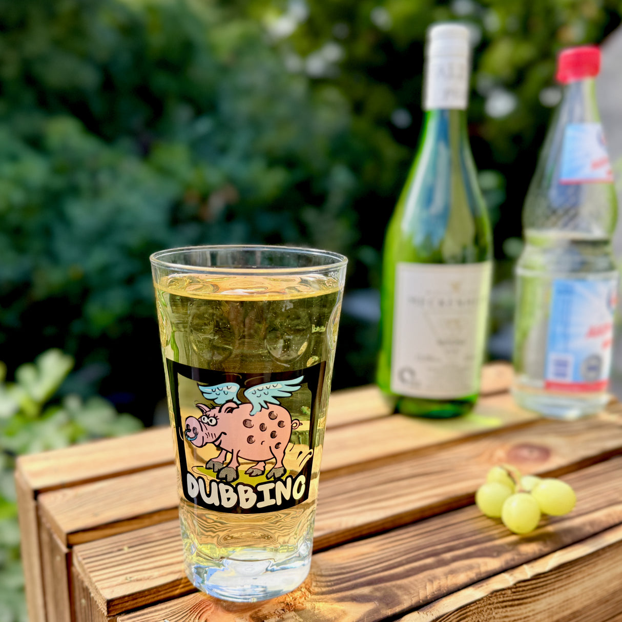 Dubbino Dubbeglas 0,5 L mit Pfälzer Schorle im Garten