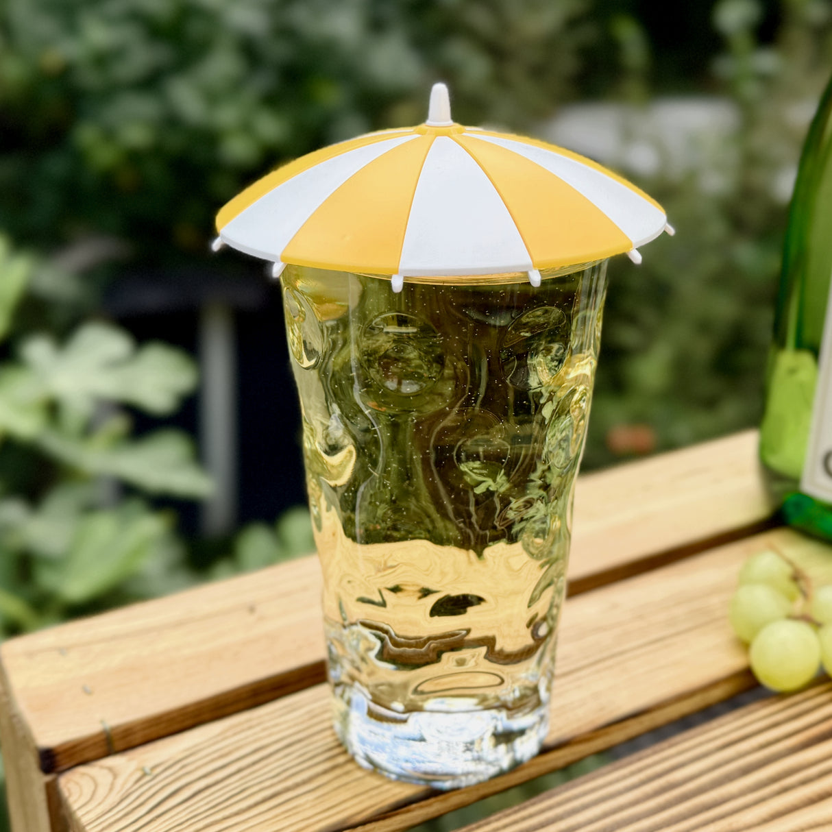 Gelber Dubbeglas Deckel als Sonnenschirm, mit Pfälzer Schorle