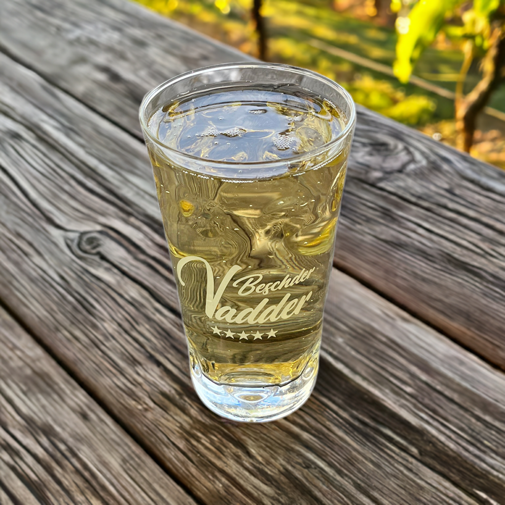 Beschder Vadder Dubbeglas 0,5 L, mit Rieslingschorle auf einem alten Holztisch