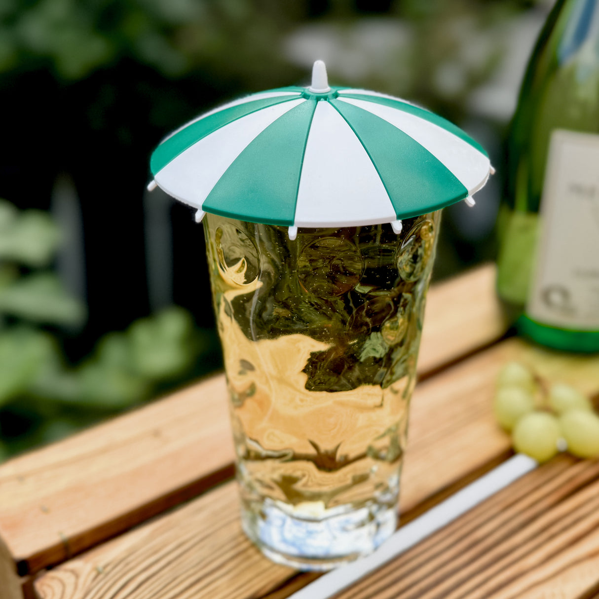 Dunkelgrüner Dubbeglas Deckel als Sonnenschirm, mit Pfälzer Schorle
