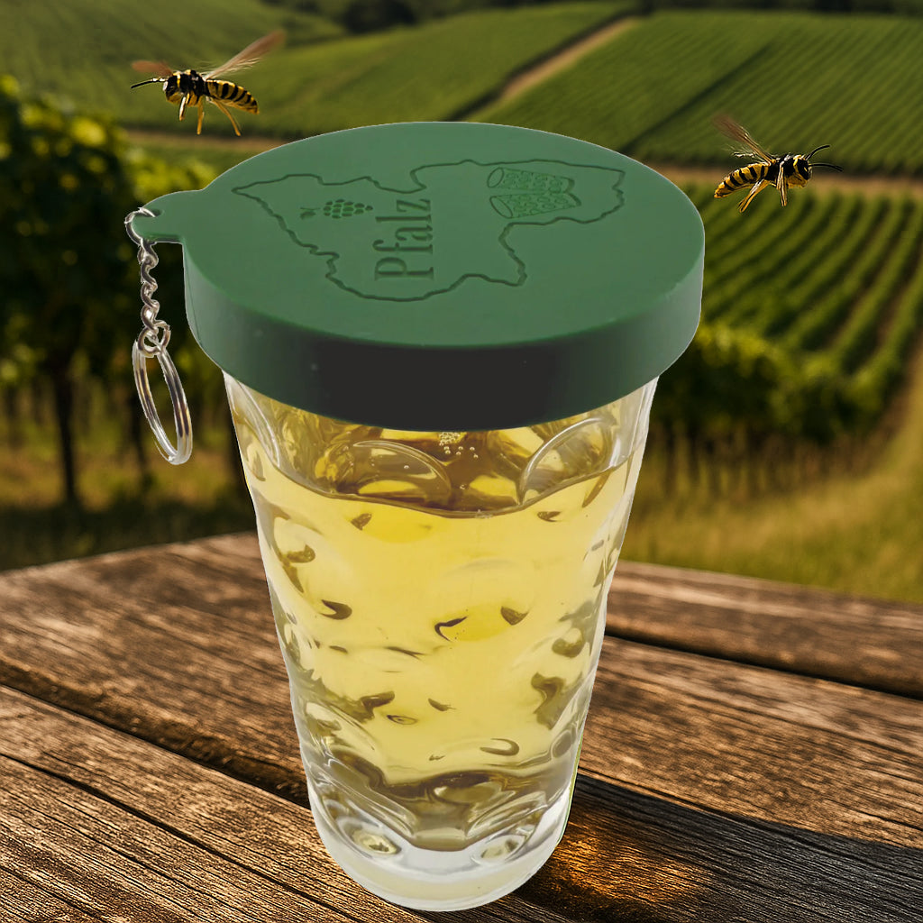 Grüner Dubbedeckel aus Silikon - auf einem Dubbeglas in den Pfälzer Weinbergen, schützt vor Wespen