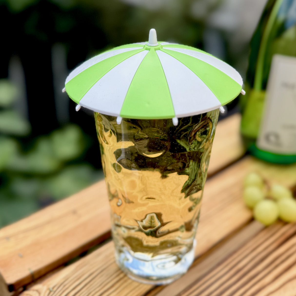 Hellgrüner Dubbeglas Deckel als Sonnenschirm, mit Pfälzer Schorle