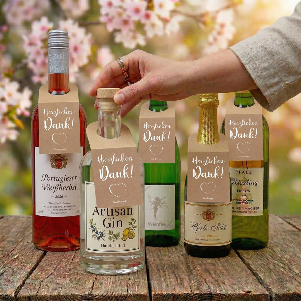 Der Herzlichen Dank! Flaschenanhänger auf verschiedenen Flaschen.