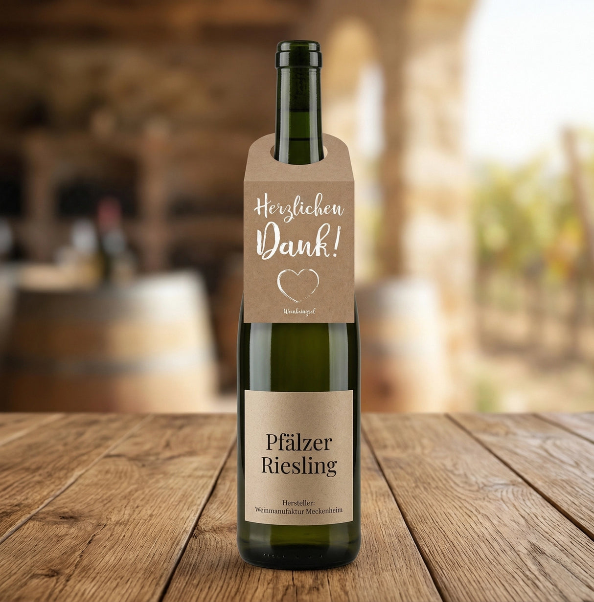 Herzlichen Dank! Weinflaschenanhänger auf einer Flasche Riesling