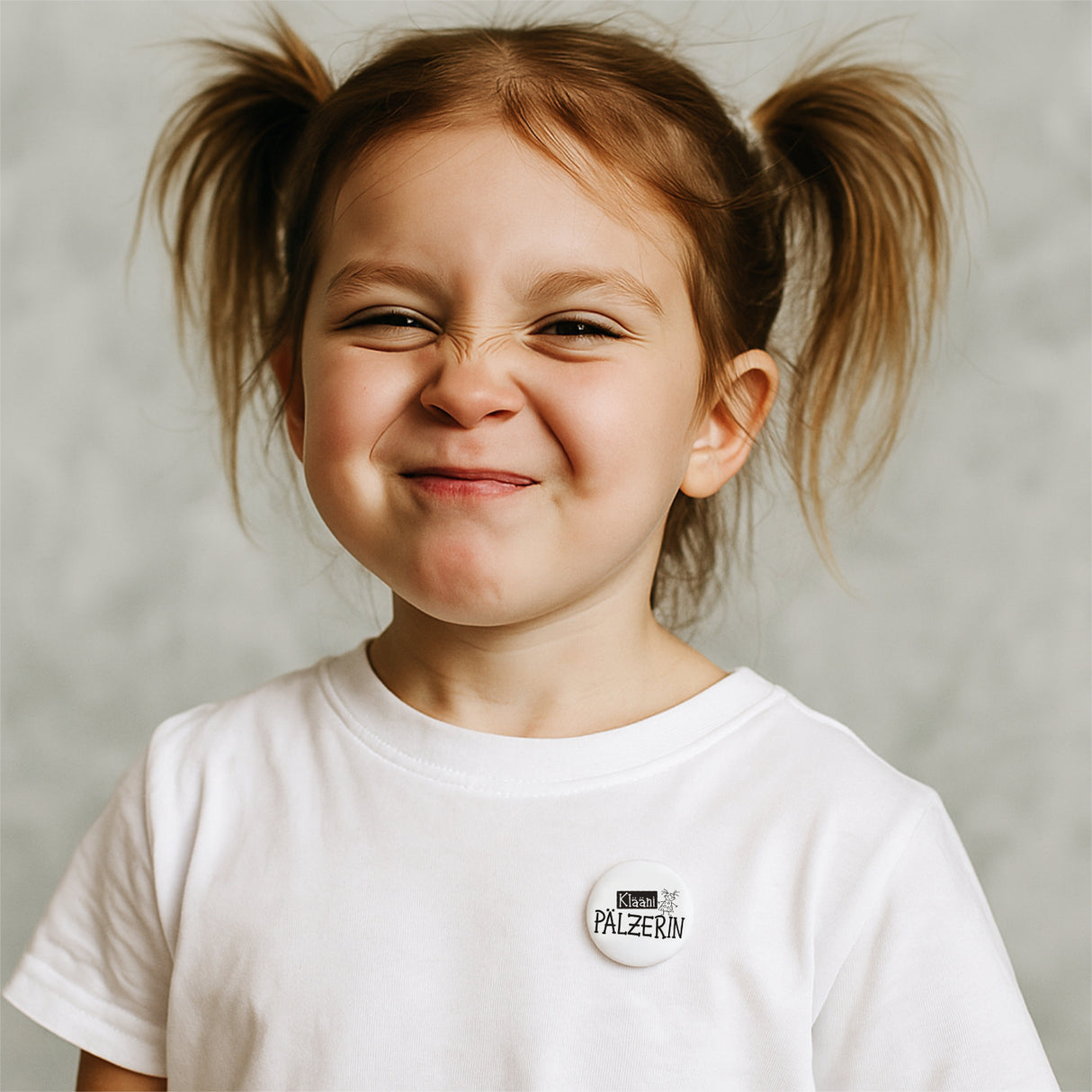 Klääni Pälzerin Button Ø 25 mm an einem kleinen Pfälzer Mädchen