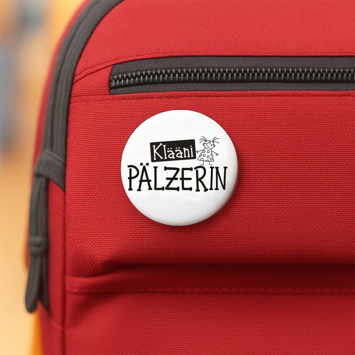 Klääni Pälzerin Button Ø 25 mm an einem Rucksack