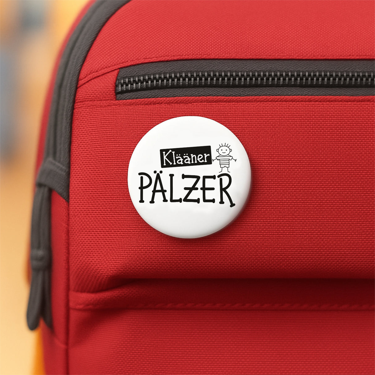 Klääner Pälzer Button auf einem Rucksack