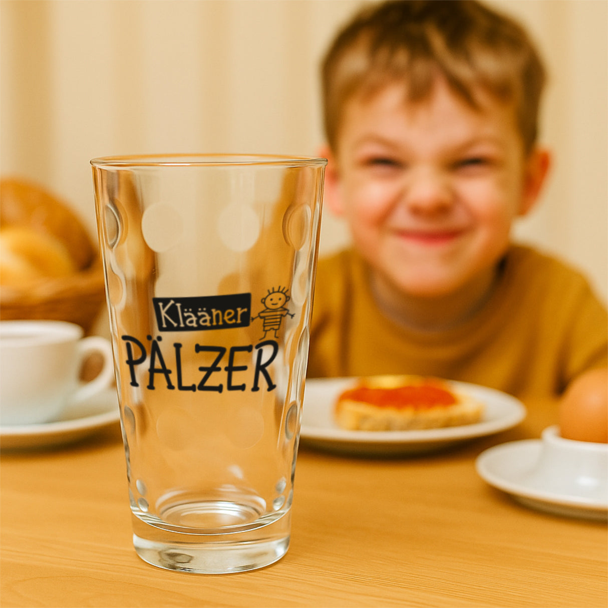 Klääner Pälzer Dubbeglas 0,25 L, mit einem kleinen Pfälzer Jungen beim Frühstück