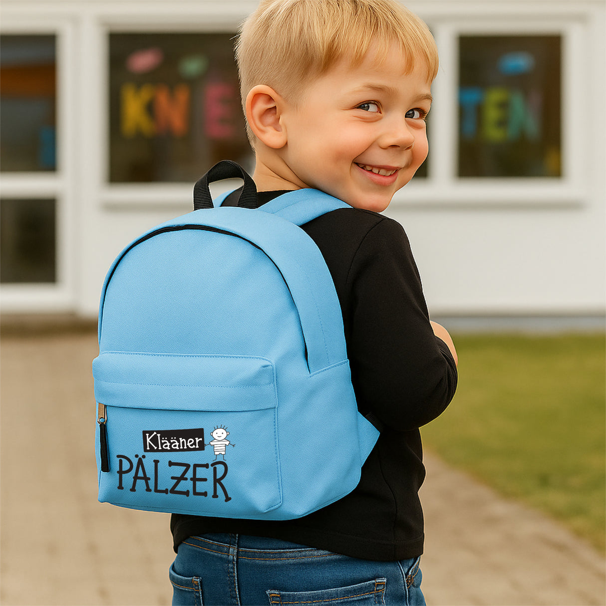 Klääner Pälzer - Kinder Rucksack - Hellblau, mit einem kleinen Pfälzer auf dem Weg in den Kindergarten