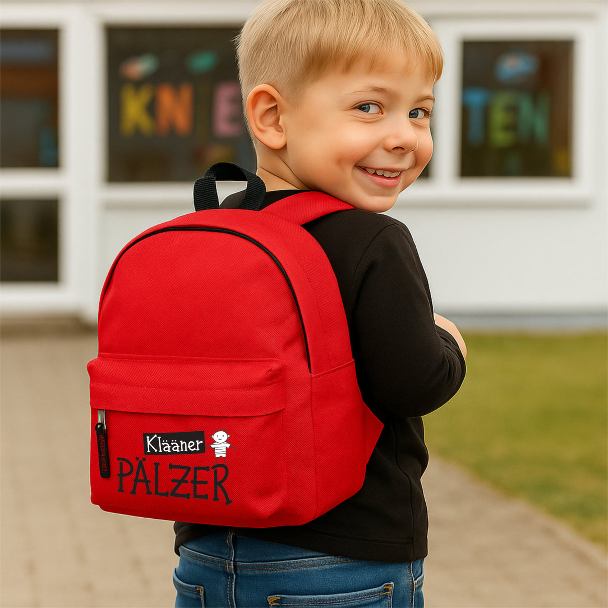 Klääner Pälzer - Kinder Rucksack - Rot, mit einem kleinen Pfälzer auf dem Weg in den Kindergarten