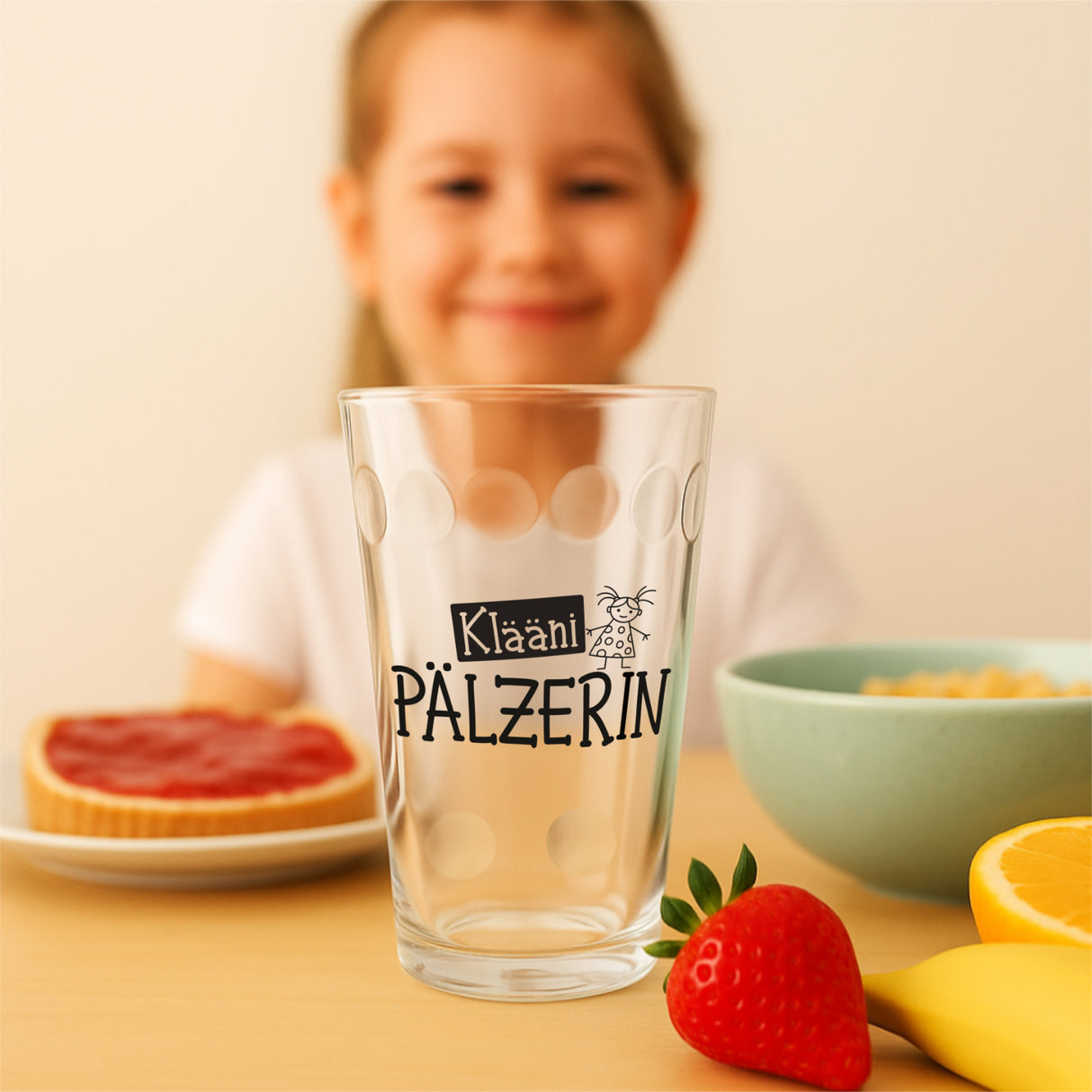 Klääni Pälzerin Dubbeglas 0,25 L, mit einem kleinen Pfälzer Mädel beim Frühstück