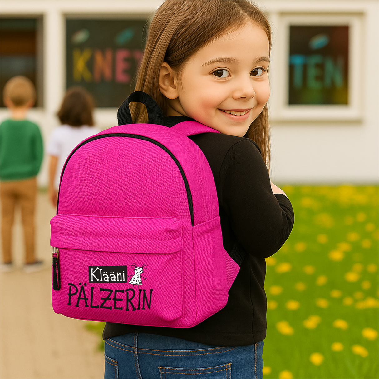 Klääni Pälzerin - Kinder Rucksack - Pink (Fuchsia), mit einer kleinen Pfälzerin auf dem Weg in den Kindergarten