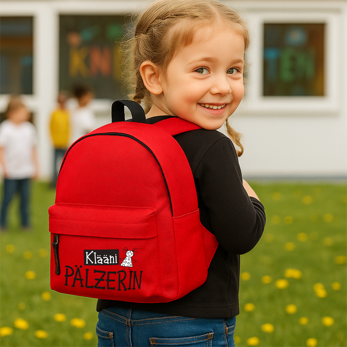 Klääni Pälzerin - Kinder Rucksack - Pink (Rot), mit einer kleinen Pfälzerin auf dem Weg in den Kindergarten