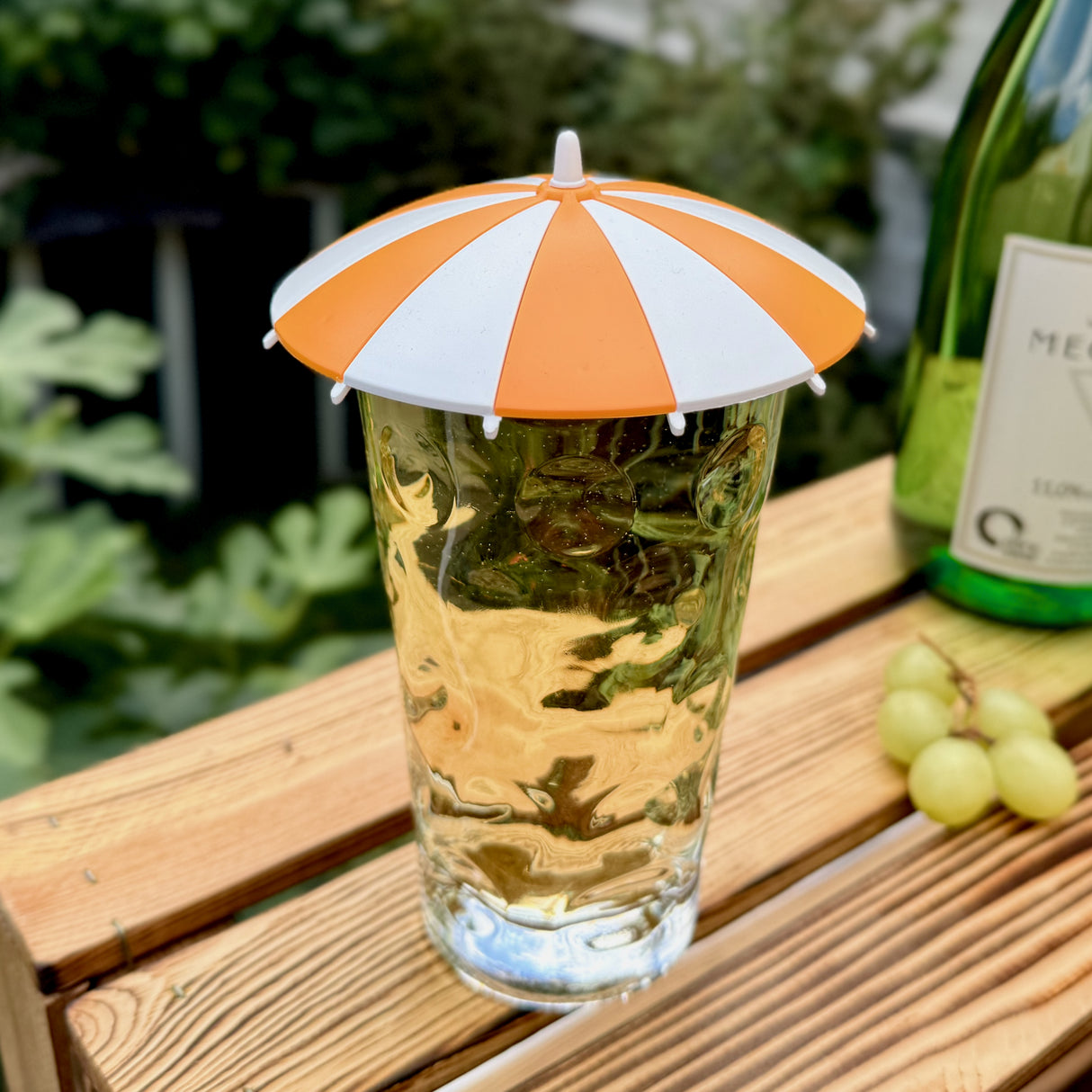 Orange farbiger Dubbeglas Deckel als Sonnenschirm, mit Pfälzer Schorle