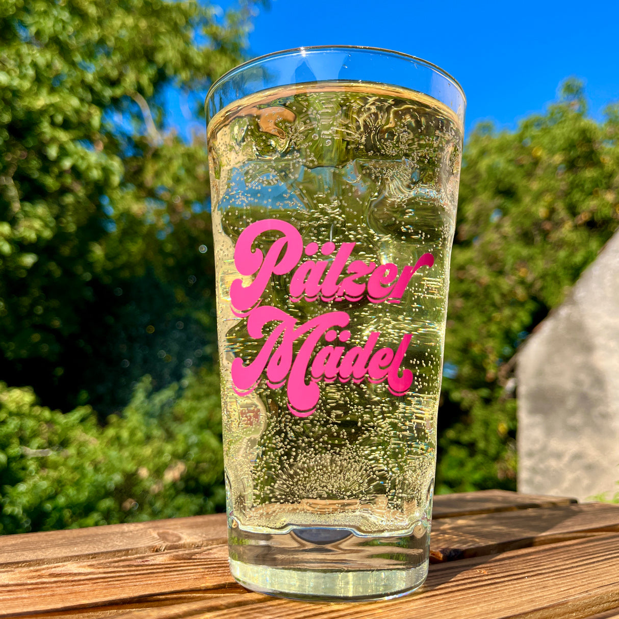 Pälzer Mädel 0,5 L Dubbeglas mit Pfälzer Schorle im Garten