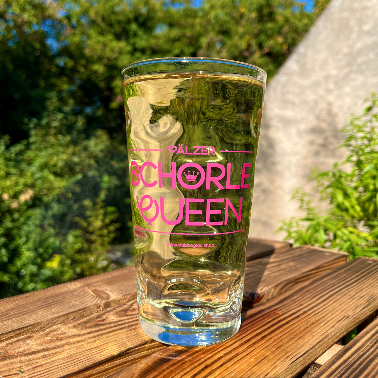 Pälzer Schorle Queen 0,5 L Dubbeglas mit Pfälzer Rieslingschorle im Garten
