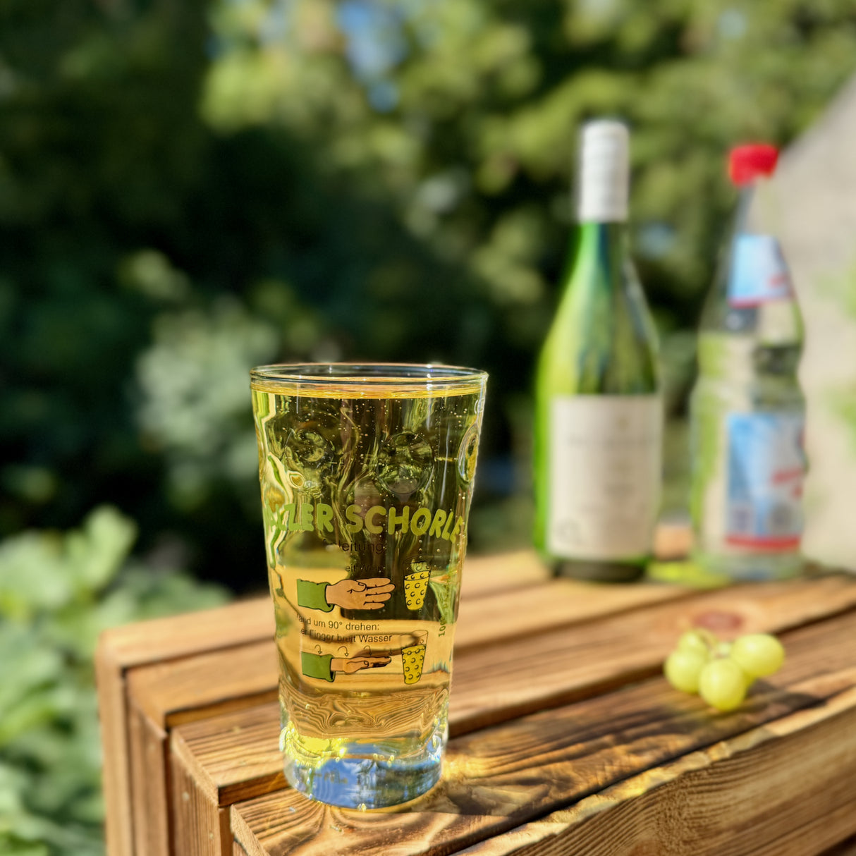 Pfälzer Schorle Dubbeglas 0,5 Liter mit Rieslingschorle im Garten
