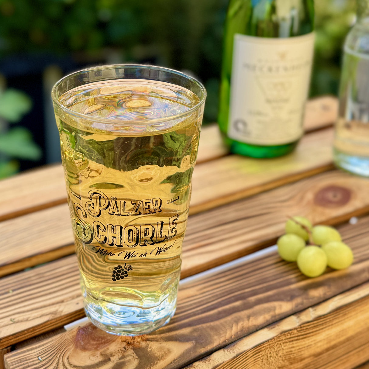 Pfälzer Schorle Dubbeglas 0,5 L - mit einer Rieslingschorle im Garten