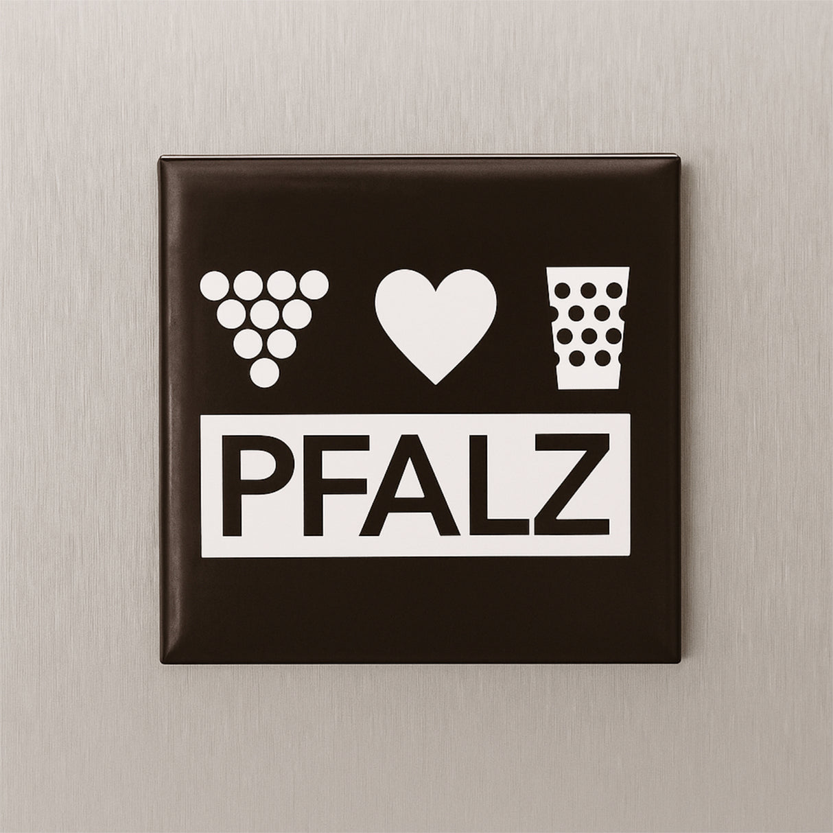 Pfalz Magnet mit Weintrauben, Herz & Dubbeglas (Dunkelbraun) an einem Kühlschrank