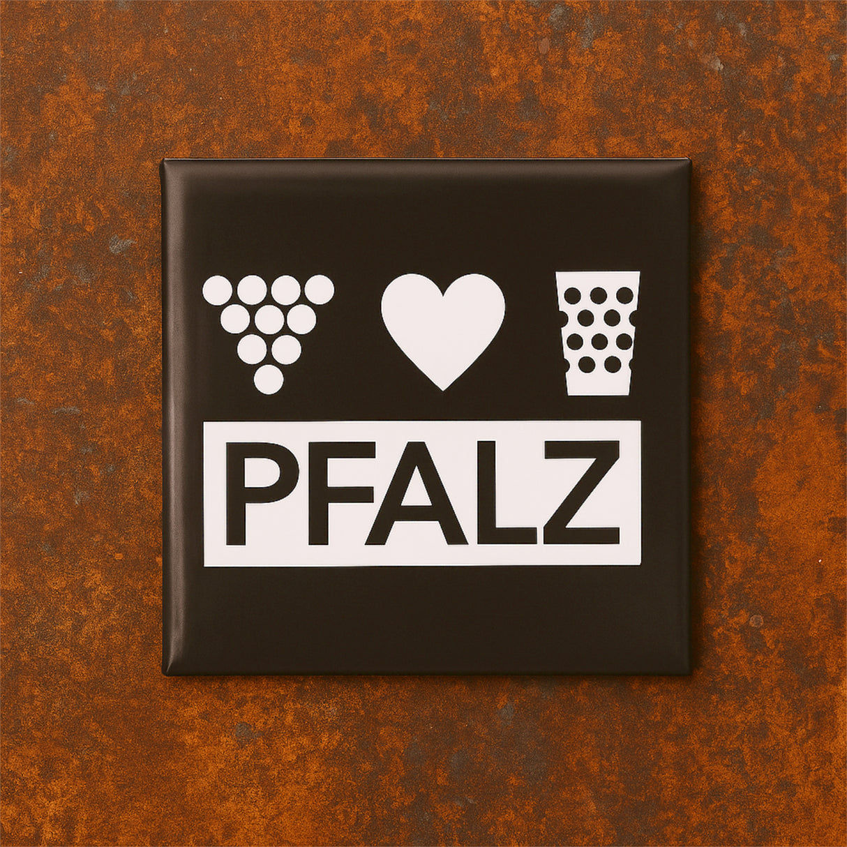 Pfalz Magnet mit Weintrauben, Herz & Dubbeglas (Dunkelbraun) an einer rostigen Wand
