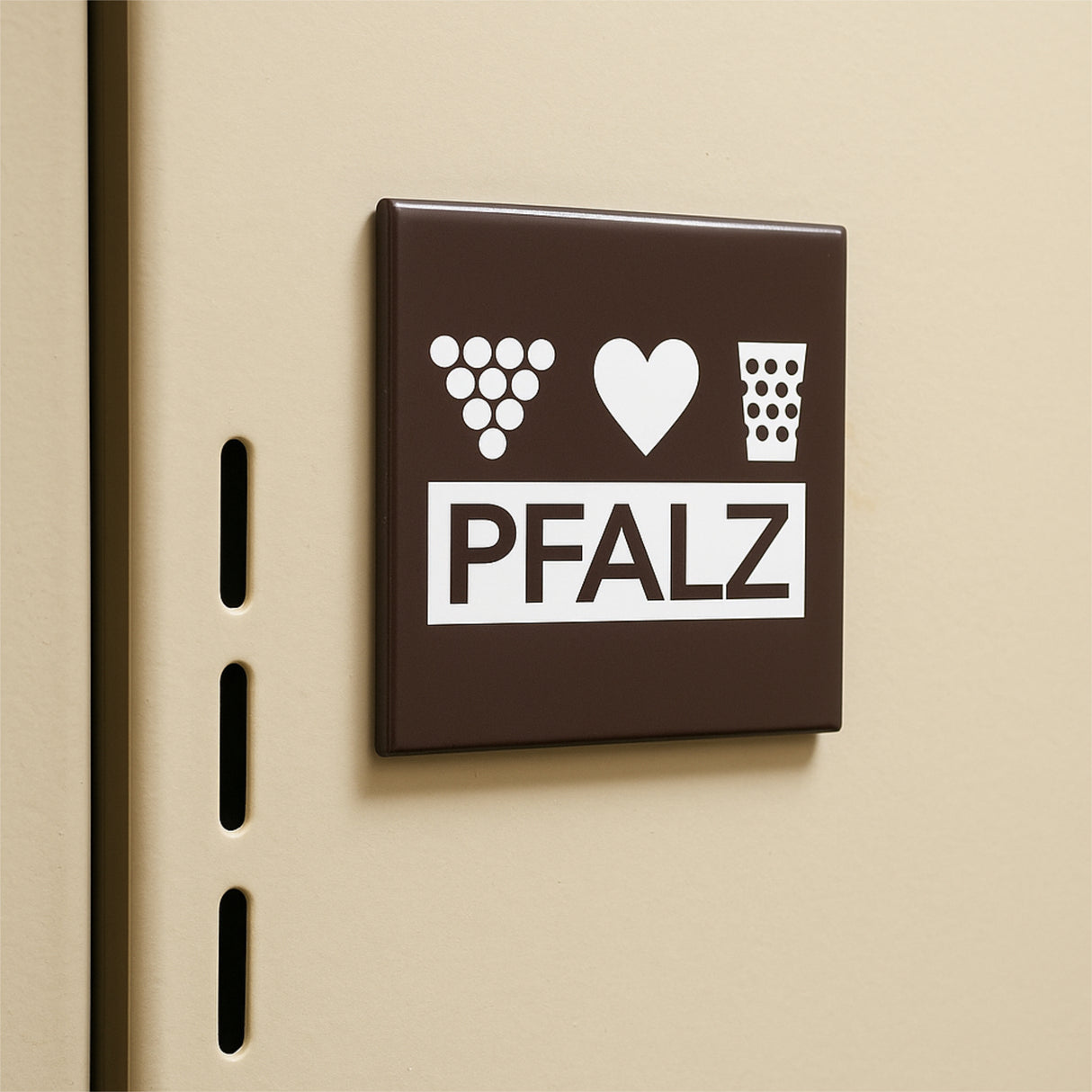 Pfalz Magnet mit Weintrauben, Herz & Dubbeglas (Dunkelbraun) an einem Spind