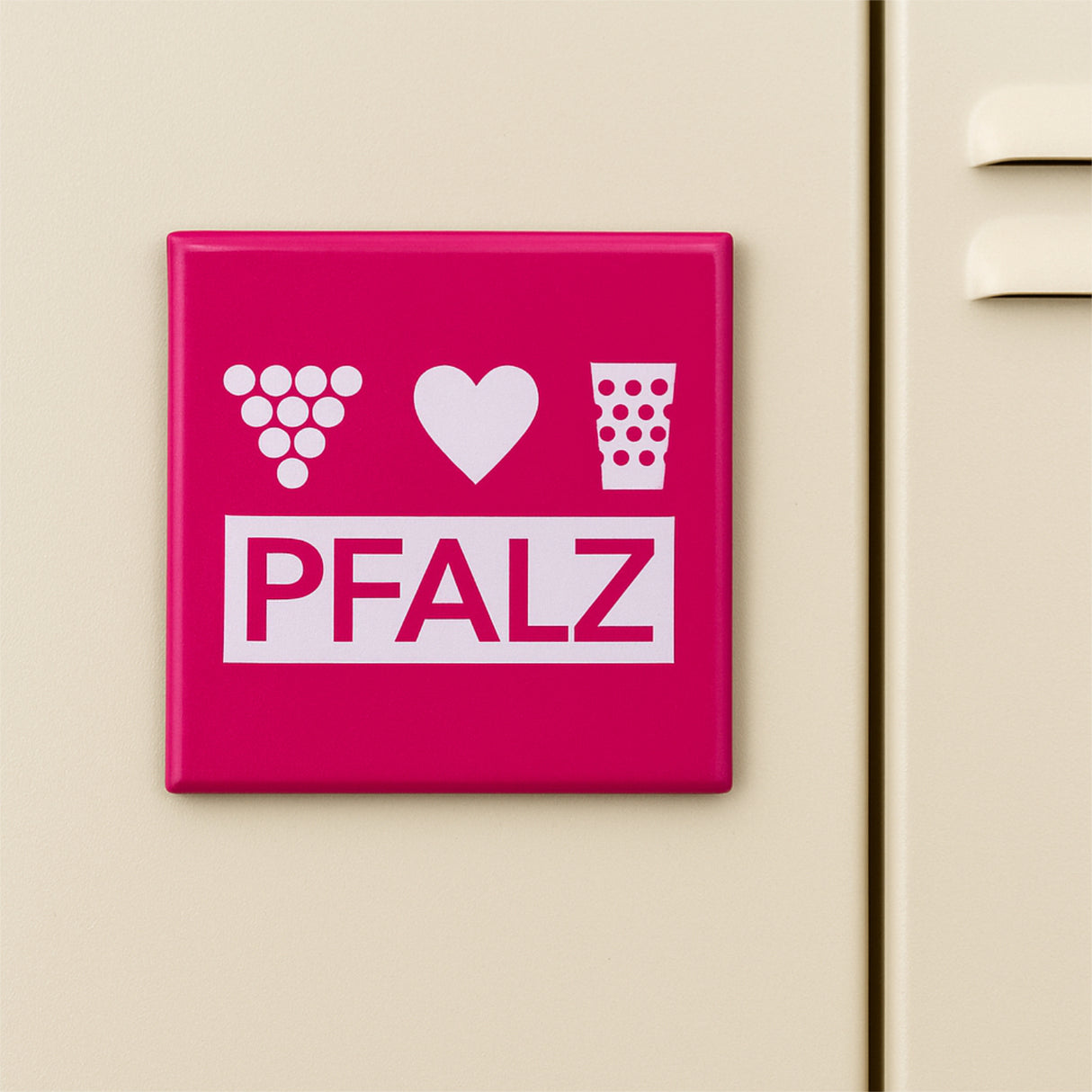 Pfalz Magnet mit Weintrauben, Herz & Dubbeglas (Pink) an einem Spind