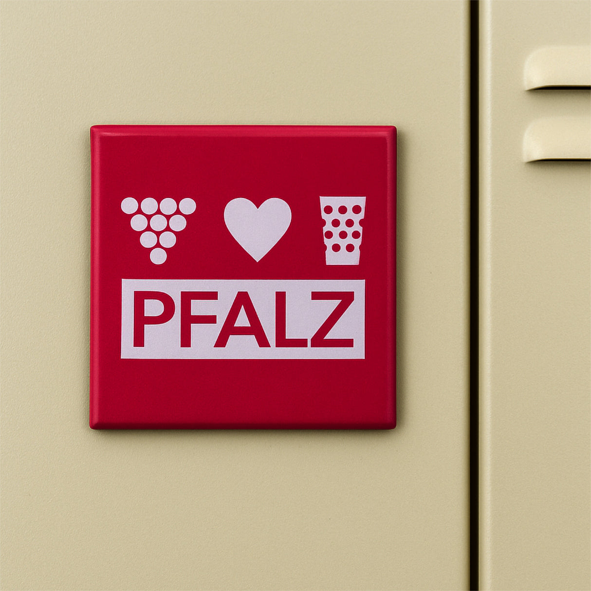 Pfalz Magnet mit Weintrauben, Herz & Dubbeglas (Rot) an einem Spind