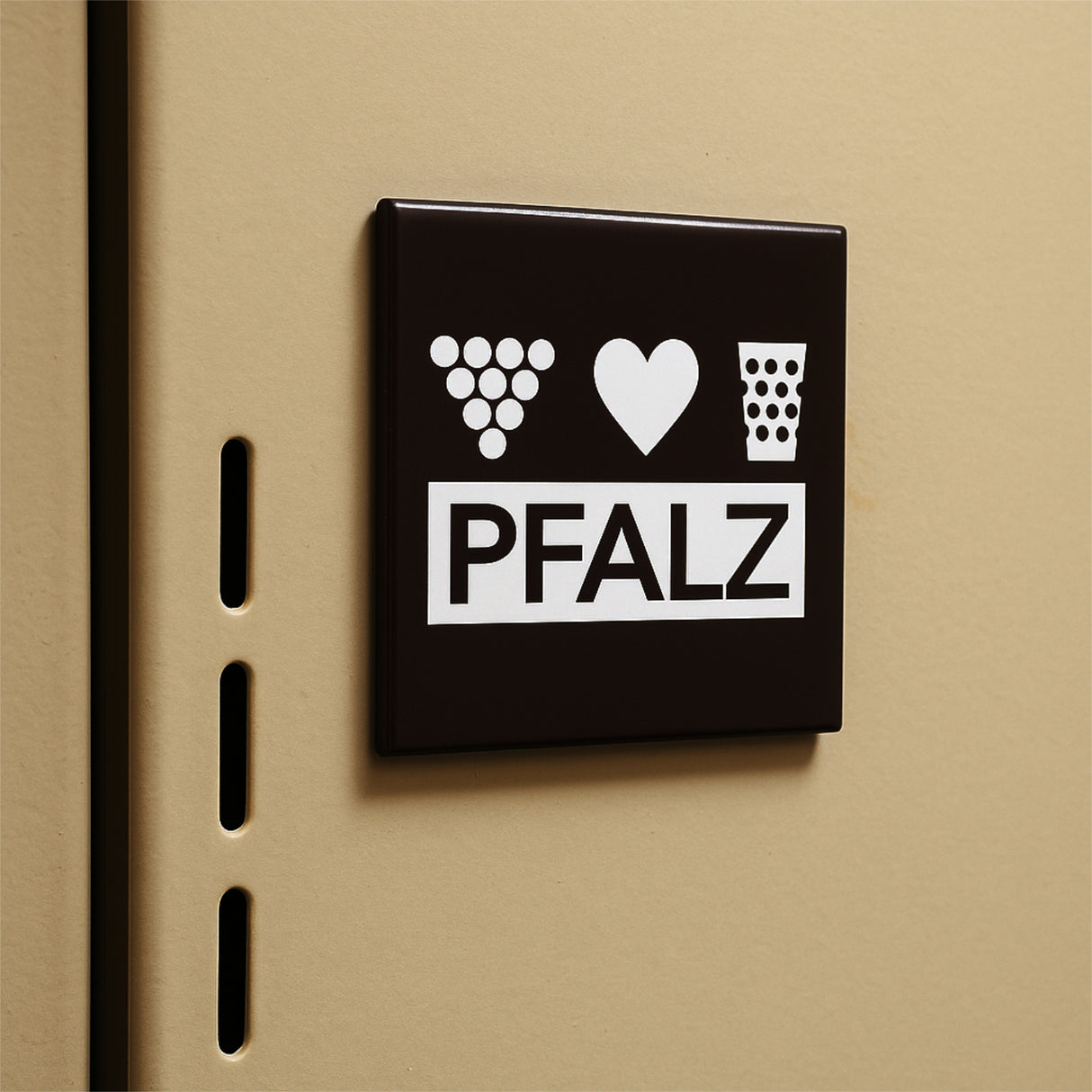 Pfalz Magnet mit Weintrauben, Herz & Dubbeglas (Schwarz) an einem Spind