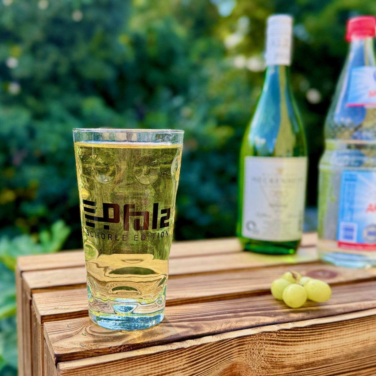 Pfalz Schorle Edition Dubbeglas 0,5 L mit Rieslingschorle im Garten