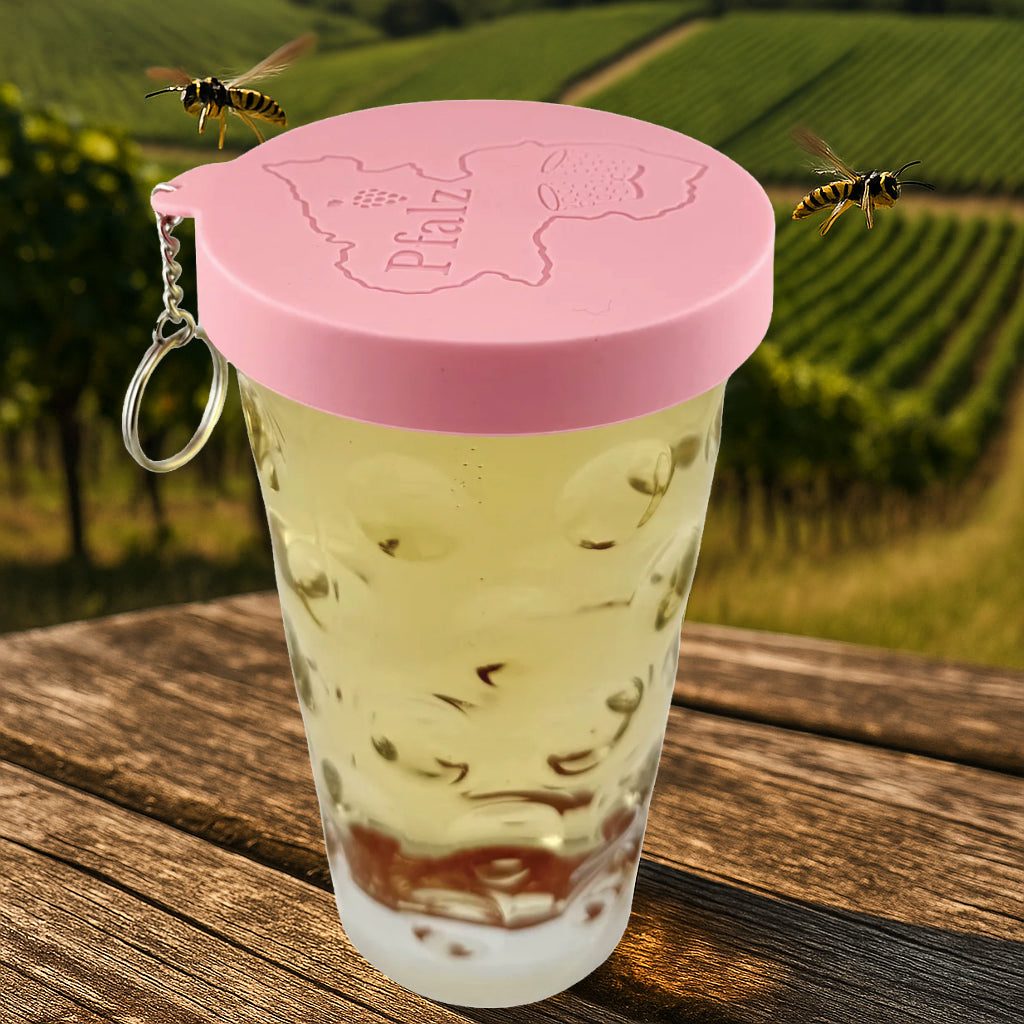 Rosa Dubbedeckel aus Silikon - Rosa, mit Schorleglas in den Weinbergen. Schützt vor Wespen.