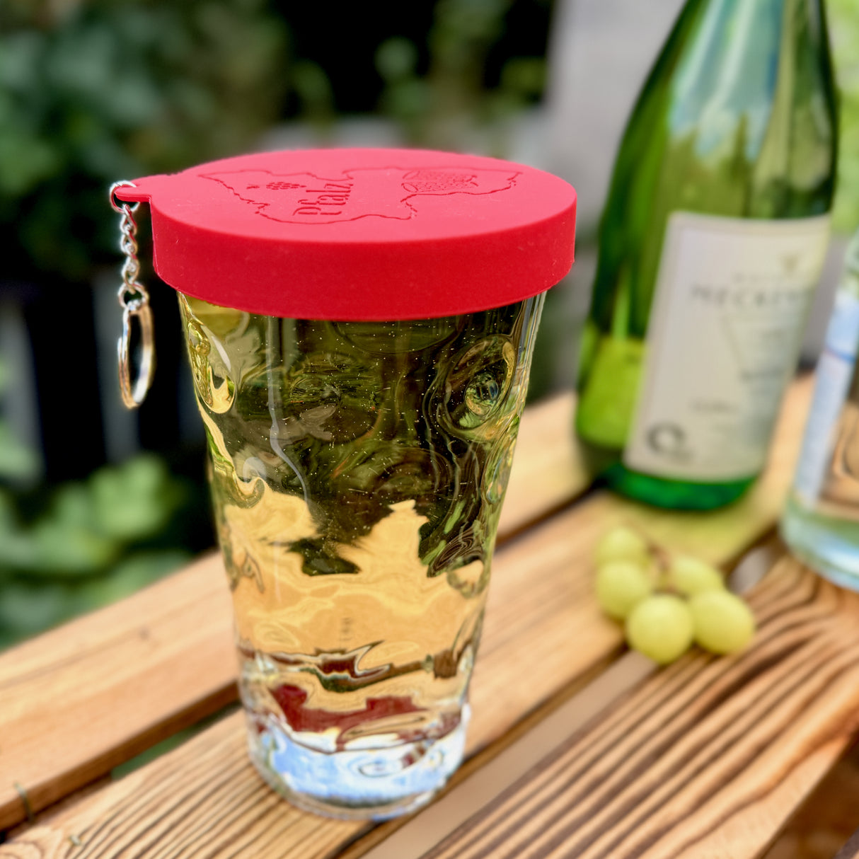 Roter Dubbe-Deckel aus Silikon mit Pfälzer Schorle