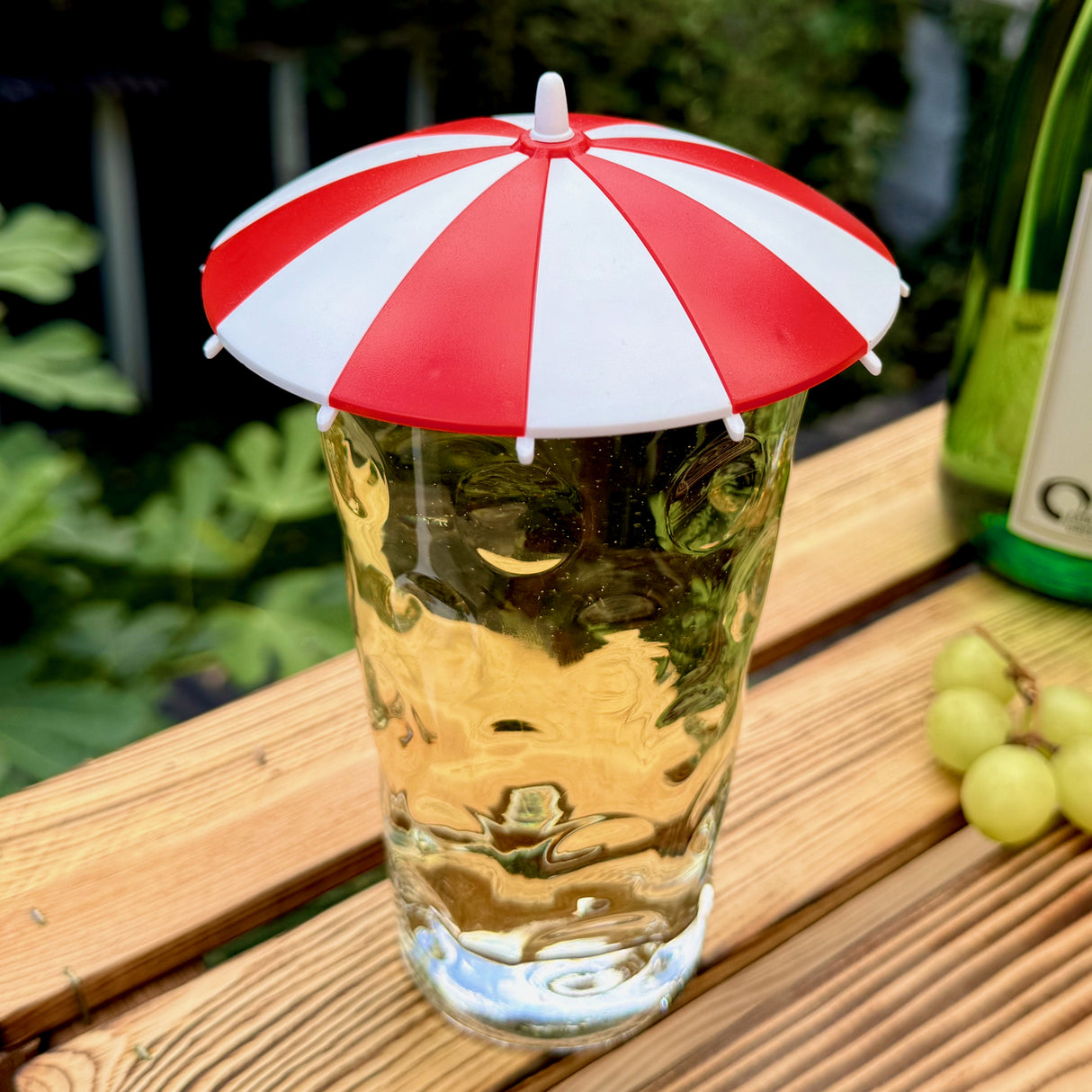 Roter Dubbeglas Deckel als Sonnenschirm, mit Pfälzer Schorle