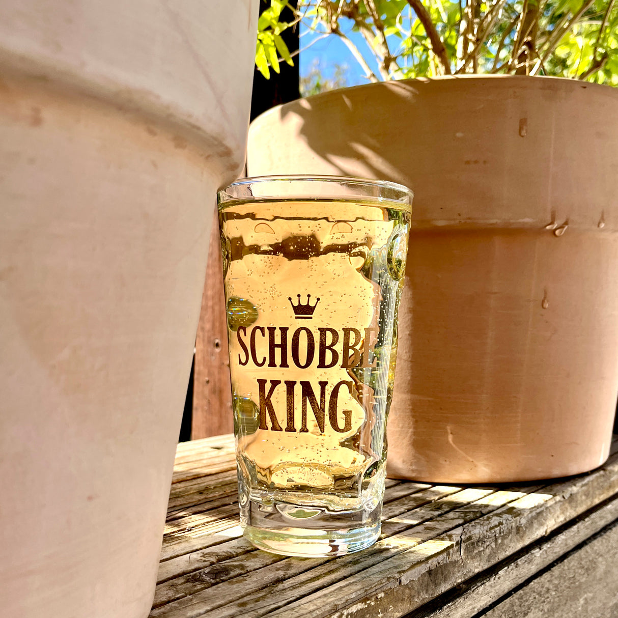 Schobbe King 0,5 L Dubbeglas mit Pfälzer Schorle im Garten