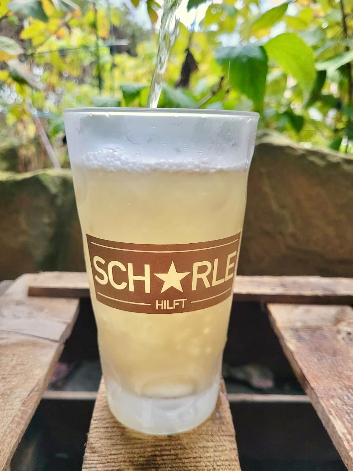 Schorle hilft - satiniertes Dubbglas 0,5 L (inkl. 3 Euro Spende) - Aufdruck Gold, Rieslingschorle