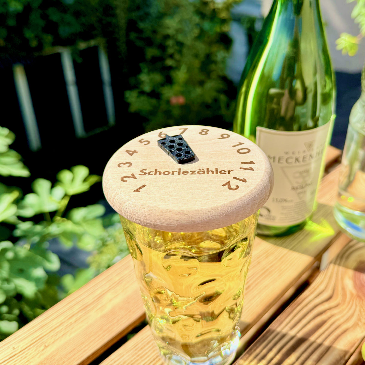 Schorlezähler - Dubbeglas Deckel, mit Pfälzer Schorle im Garten