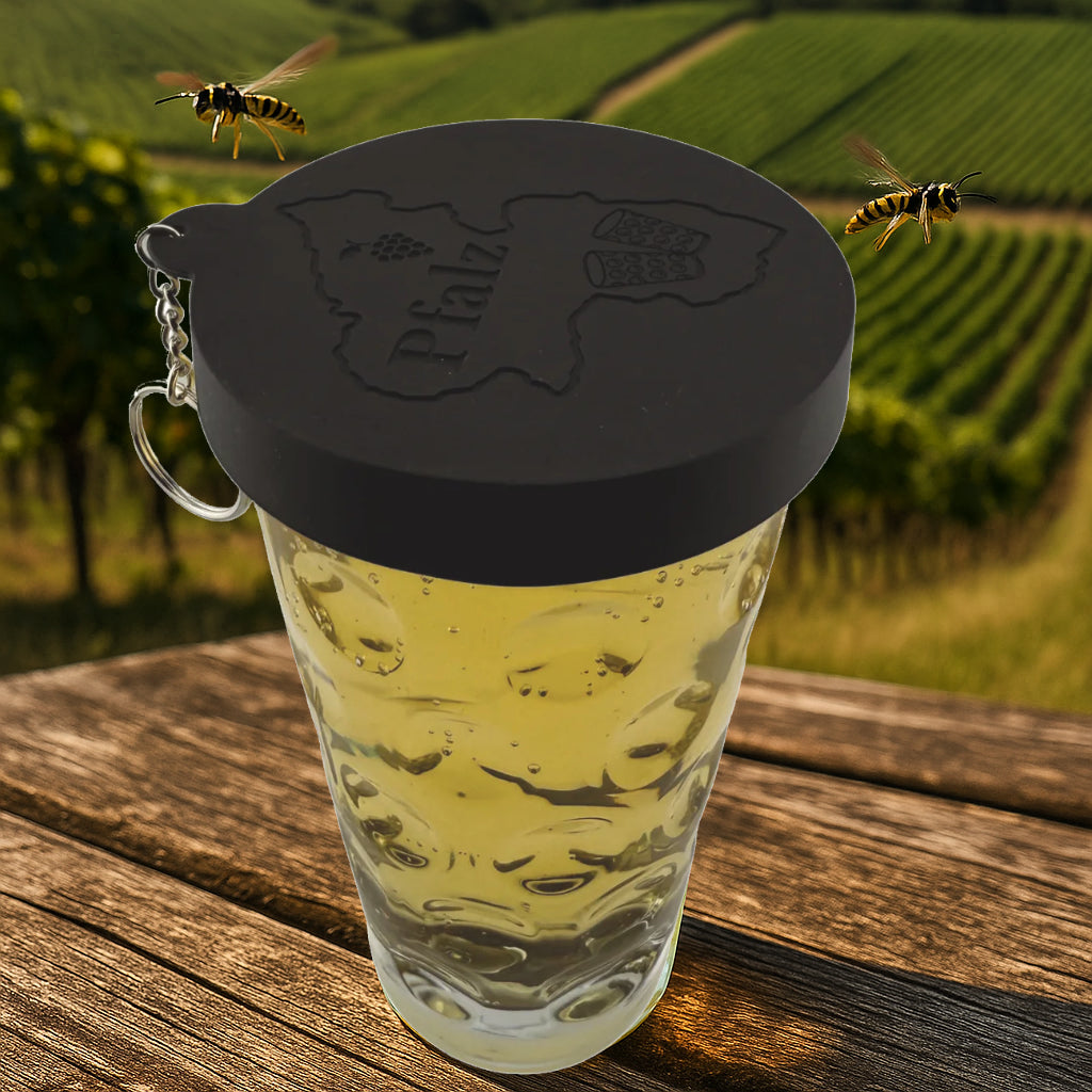 Dubbeglas Deckel aus Silikon - Schwarz, auf einem Dubbeglas mit Pfälzer Schorle, schützt vor Wespen
