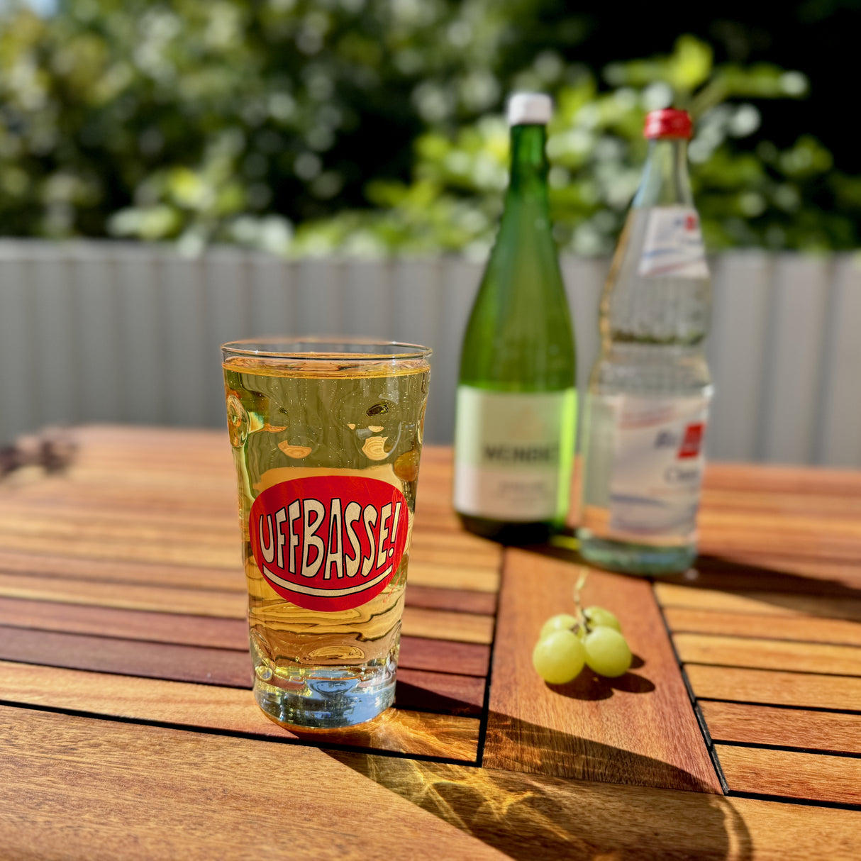 Uffbasse! Dubbeglas 0,5 Liter mit Pfälzer Schorle auf der Terrasse