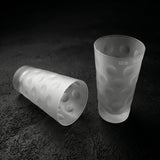 Das satinierte Dubbeglas sieht aus wie gefroren bzw. frozen. 