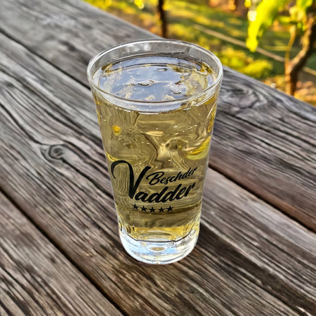 Bester Vater Dubbeglas 0,5 L, mit Rieslingschorle auf einem alten Holztisch