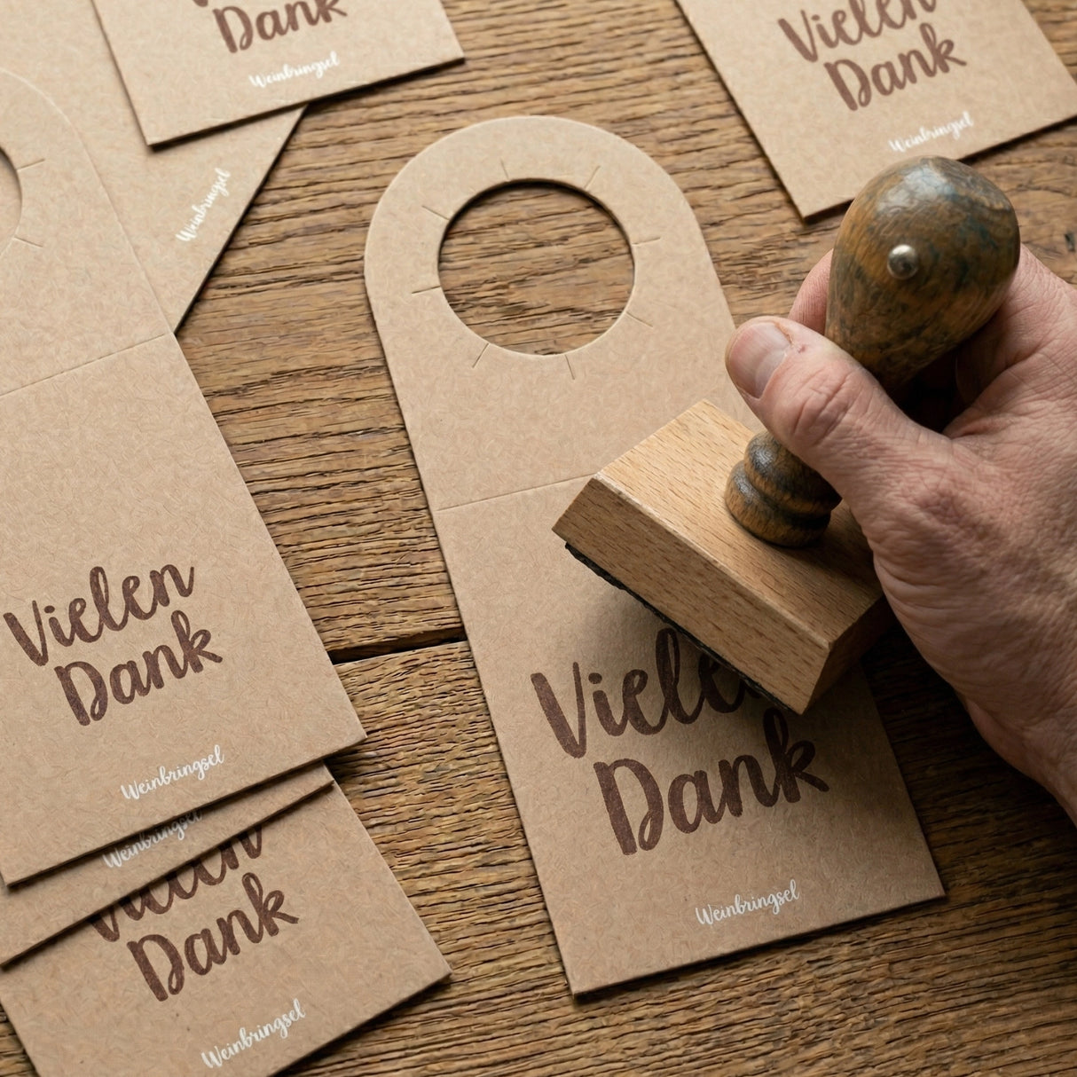 Du kannst die Flaschenanhänger auch bestempeln.