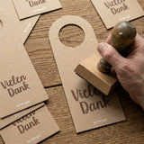 Du kannst die Flaschenanhänger auch bestempeln.