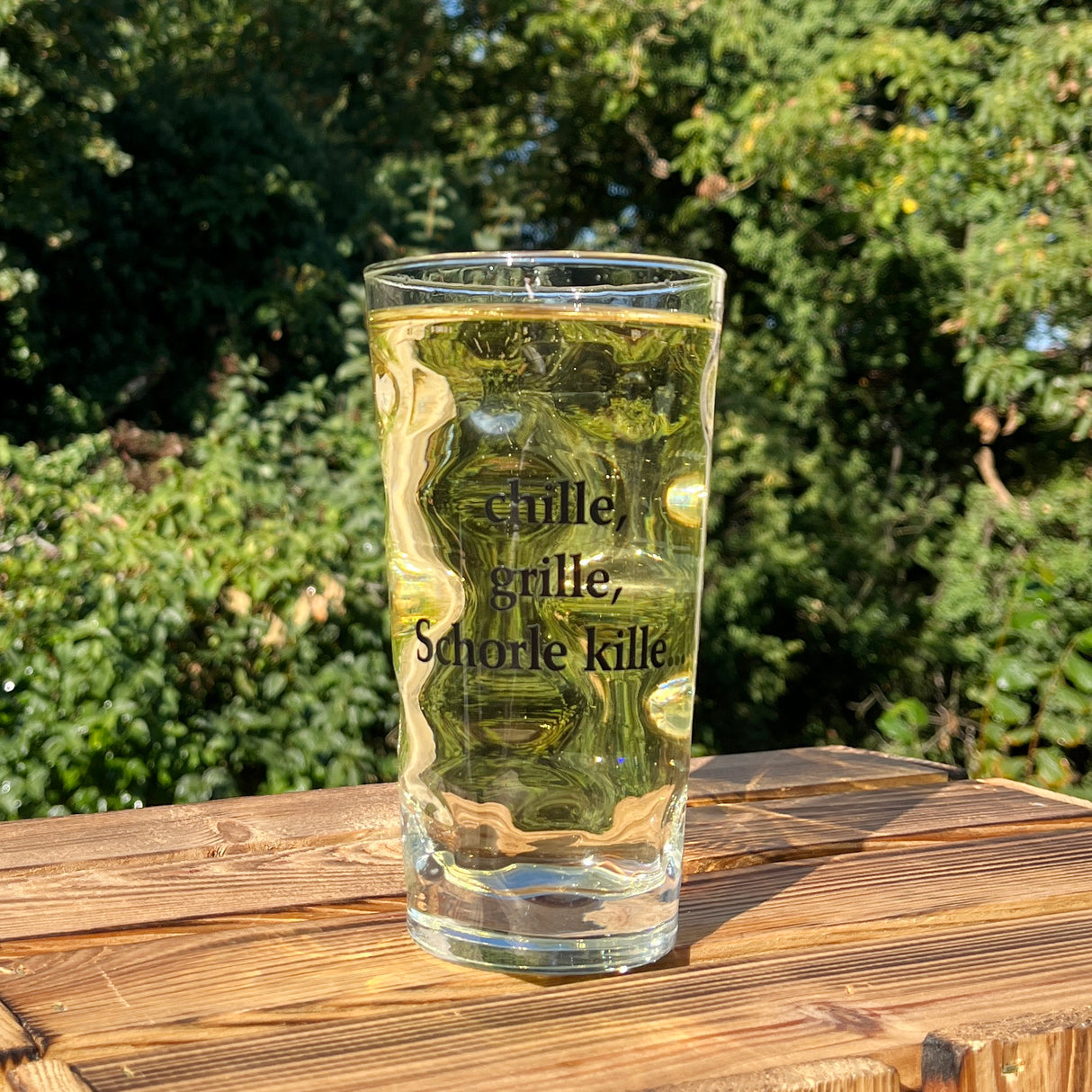 Chille, Grille, Schorle kille... Dubbeglas  mit Pfälzer Schorle im Garten